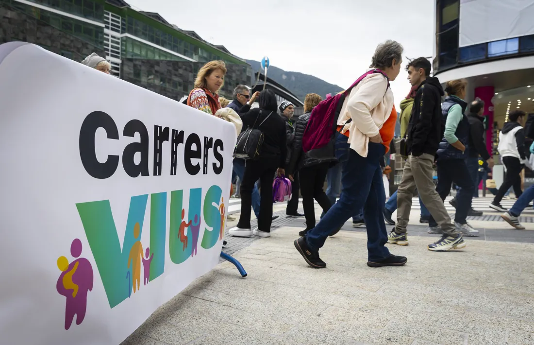 Gent caminant per la part alta de l'avinguda Meritxell.