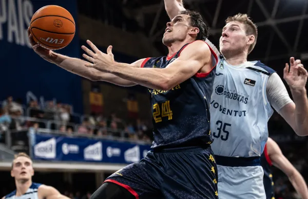 p. 29 RS859449_J08 MBA-JOV Firmar acb Photo - Dani Catalan