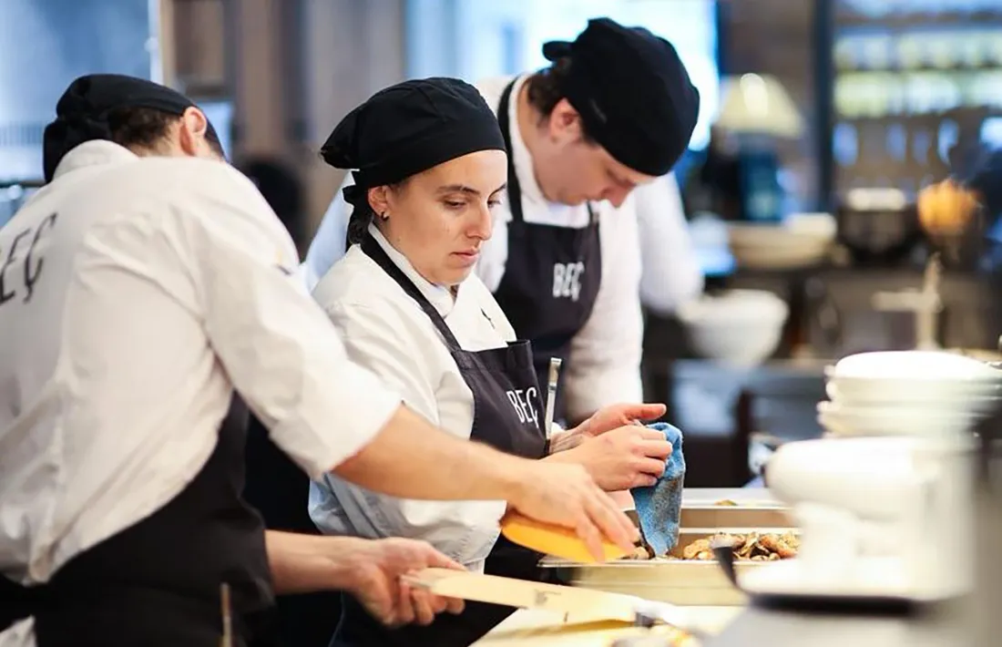 Alguns dels treballadors del restaurant Beç preparant el plat de l’Andorra a Taula.