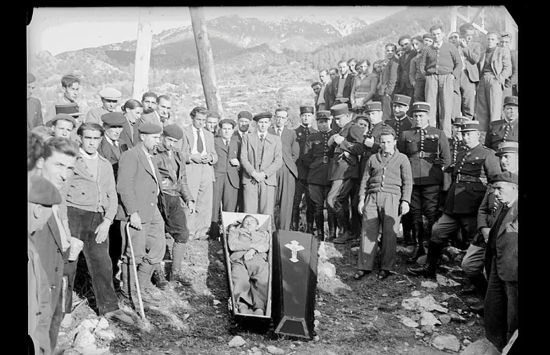 Aixecament del cadàver de Pere Isern, fill de Lavansa, el 31 d'octubre del 1938 a la borda del Tossal.