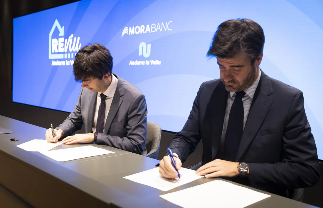Un moment de la signatura del conveni, aquest matí.