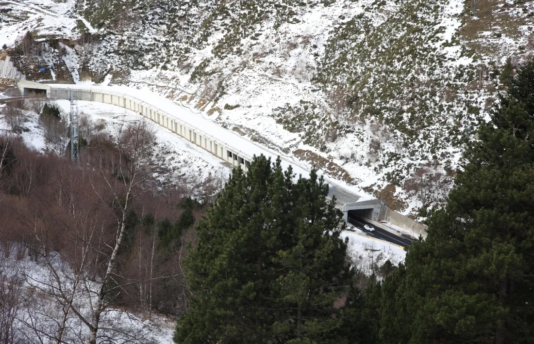 Vista de la recentment inaugurada galeria o túnel paraallaus H2 des d’un tram de la carretera RN-22, altrament anomenada “carretera de les serps”. 