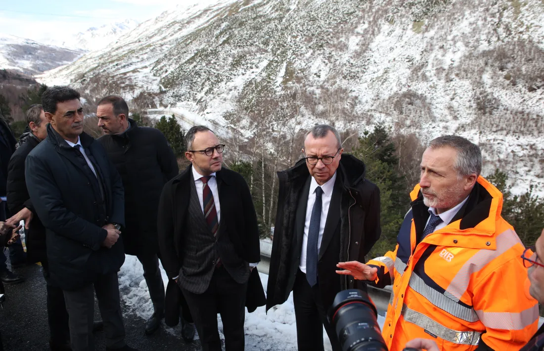Les autoritats van pujar en autobús des de l'Hospitalet fins al punt on millor es veia la infraestructura.