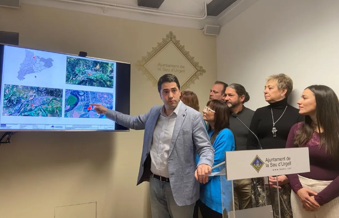     L’alcalde assenyala les parcel·les on s’aixecaran tant la residència com els futurs habitatges. 