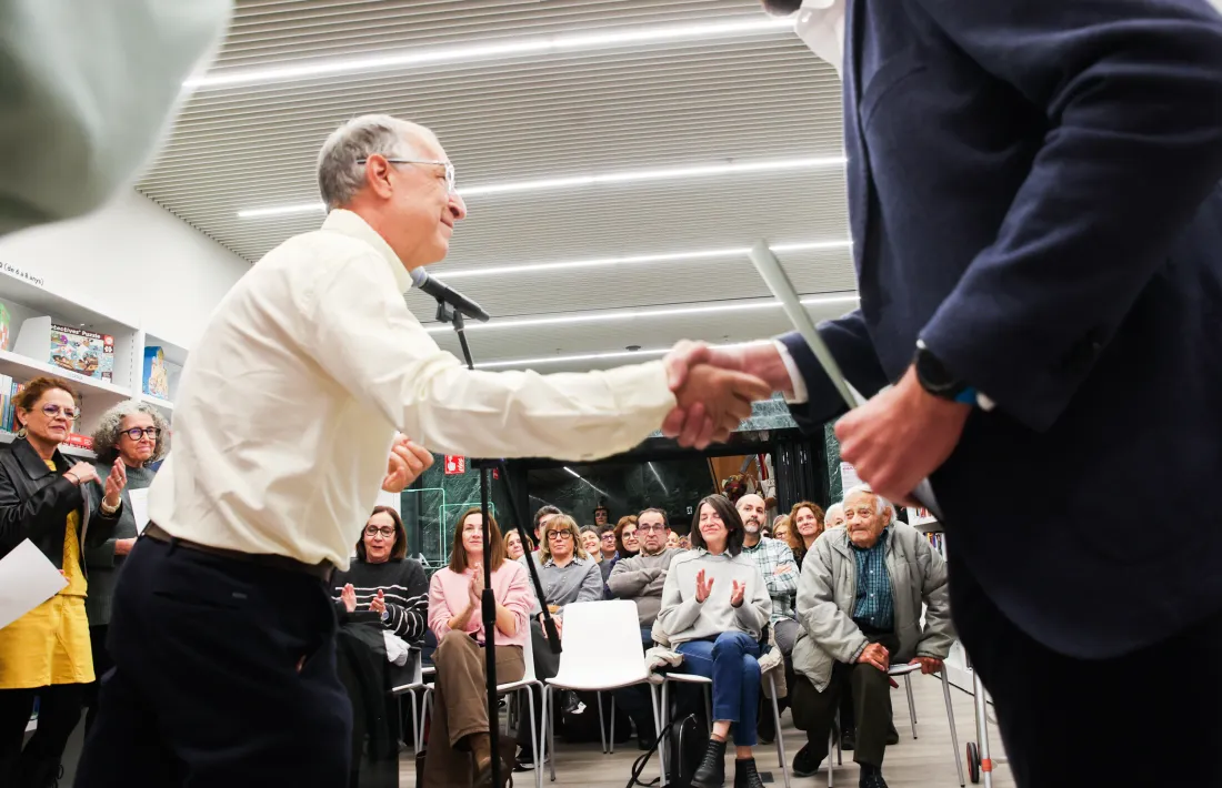 Sergi Mas observa l'encaixada de mans de Jordi Cerqueda i el cònsol lauredià, Cerni Cairat.