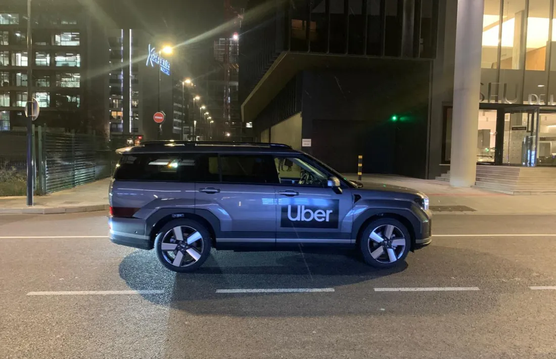 Un vehicle d'Uber circulant per Andorra la Vella aquesta tarda.
