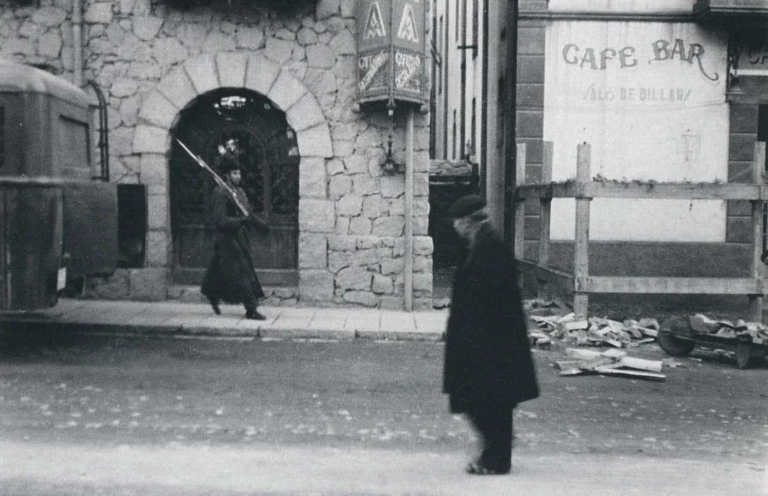  Un número fa guàrdia amb la baioneta calada.