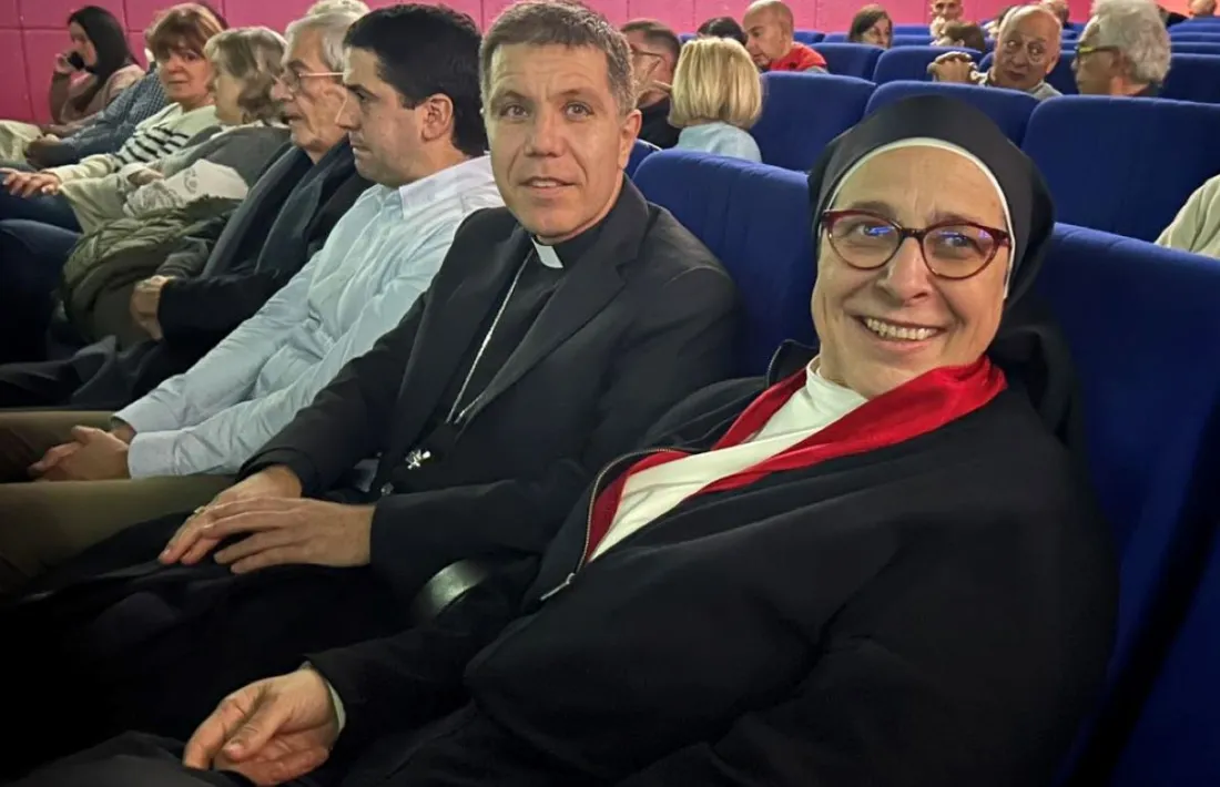  La religiosa, amb el bisbe Serrano, abans que comencés la projecció. 