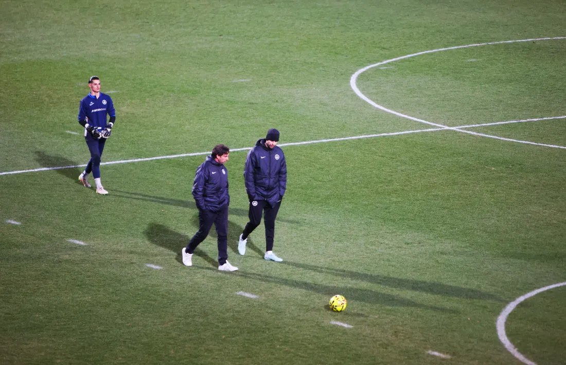  Gerard Piqué, amb xandall i les botes posades, va presenciar l'entrenament de l'FC Andorra al Comunal al costat de Jaume Nogués.