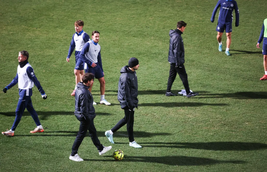  Gerard Piqué, amb xandall i les botes posades, va presenciar l'entrenament de l'FC Andorra al Comunal al costat de Jaume Nogués.