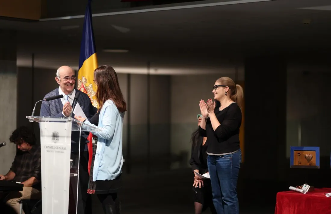 Gualbert Osorio rep el pimer Àgora de la nit.