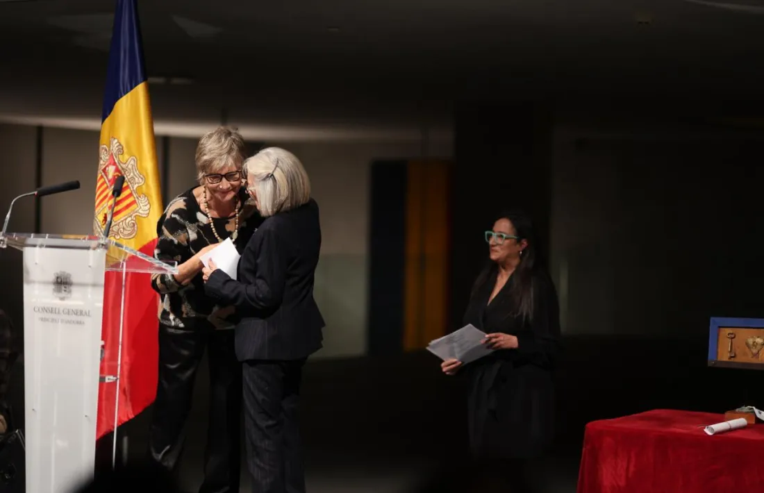 L'activista i galerista Pilar Cortadellas rep el premi de mans de Carme Massana.