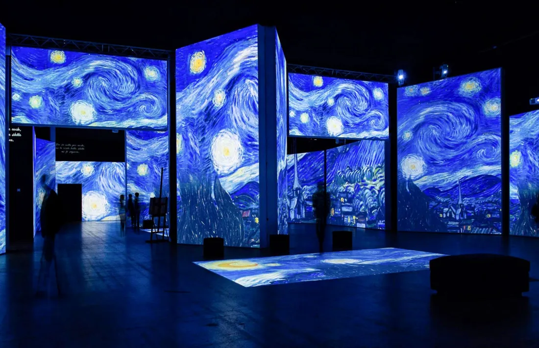 Les pantalles gegants de ‘Van Gogh Alive’ s’instal·laran a la platea del Prat del Roure.