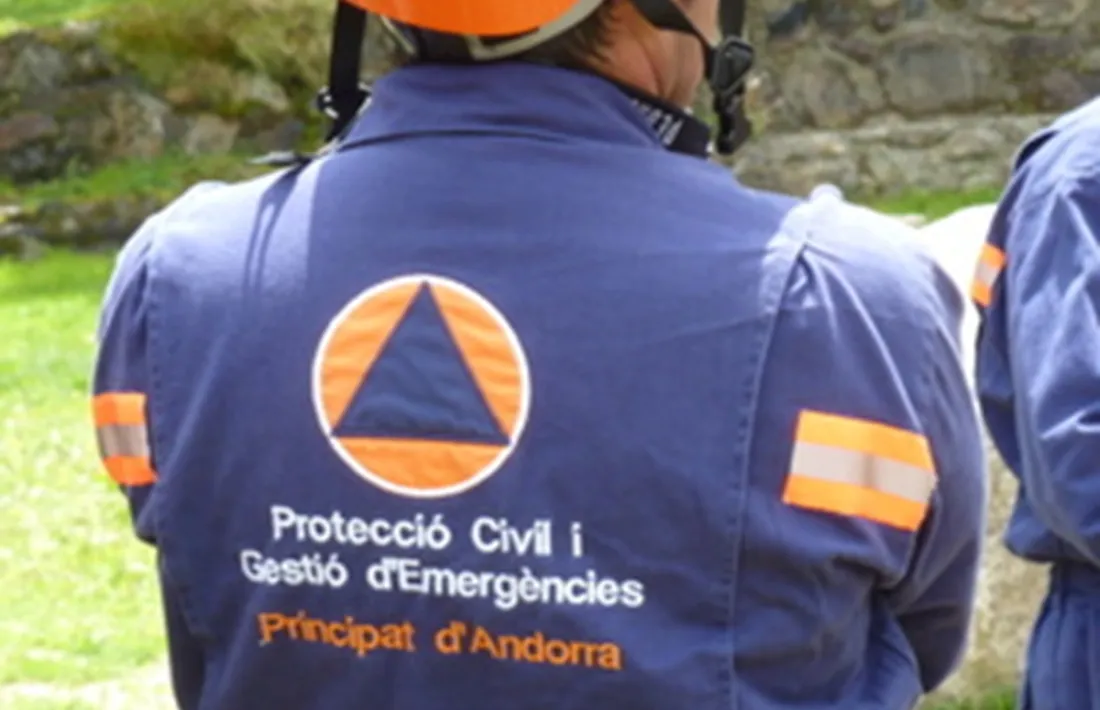 Un membre del cos de voluntaris de Protecció Civil.