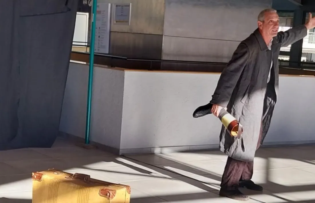        Castells i un moment ‘gore’ del monòleg, amb la cama ortopèdica d’un fugit. 