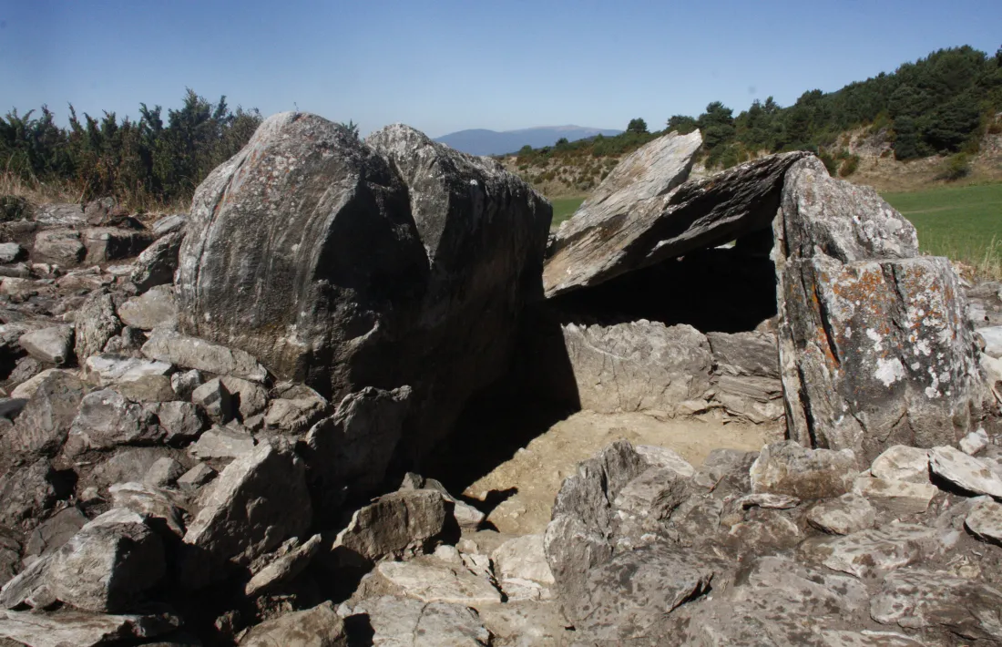 Troben un corredor que conduïa a dins del dolmen de la Llosa de Bescaran