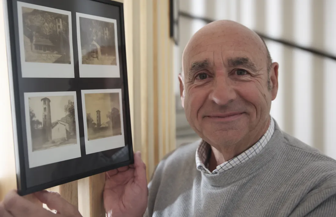 Rafa Contreras, amb les quatre Polaroid amb què retrata l'església de Santa Coloma.