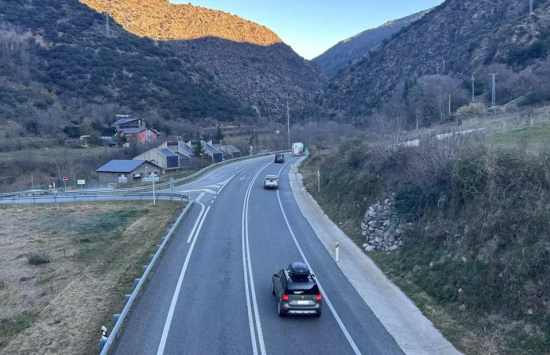 Vehicles circulant per l’N-145 en sentit Andorra.