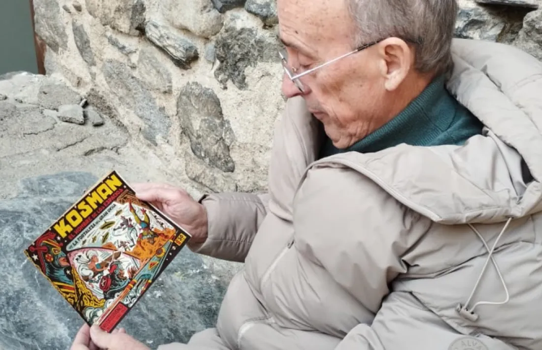 Joan Pieras fullejant el quadernet de Kosman