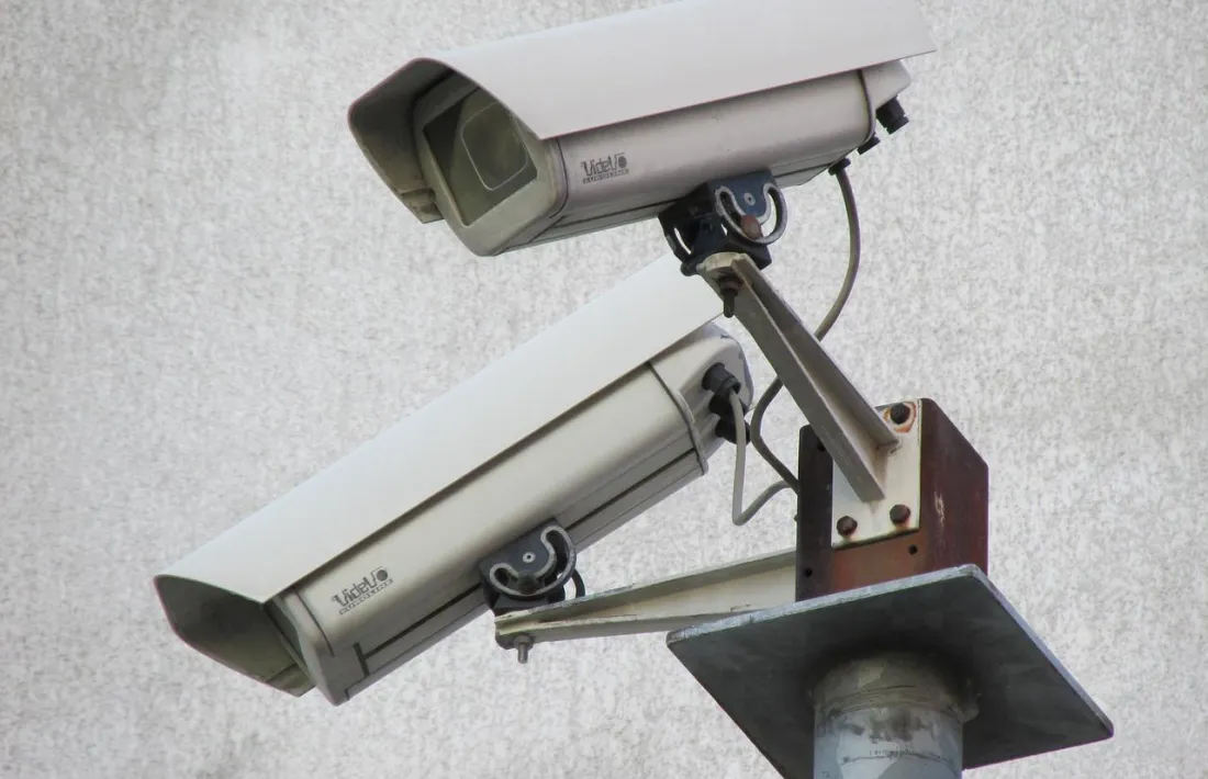 Dues càmeres de videovigilància.