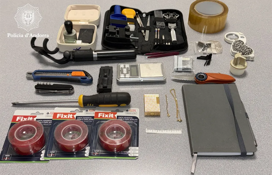 Material intervingut en els vehicles dels pressumptes lladres de trasters.