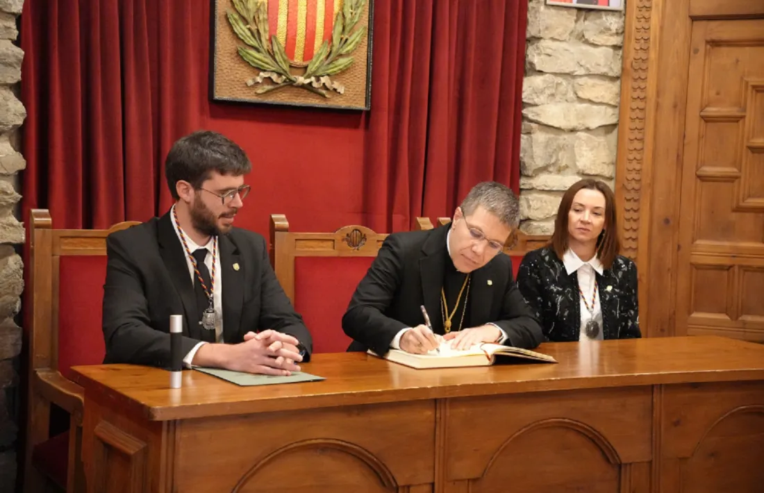 Serrano Pentinat signa en el Llibre d’Or del Comú lauredià.