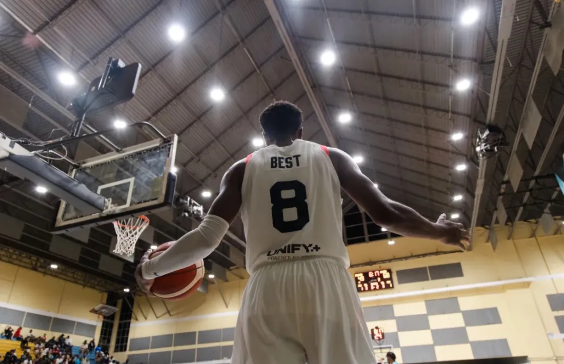 Aaron Best, tan qüestionat aquí, amb Canadà clau.