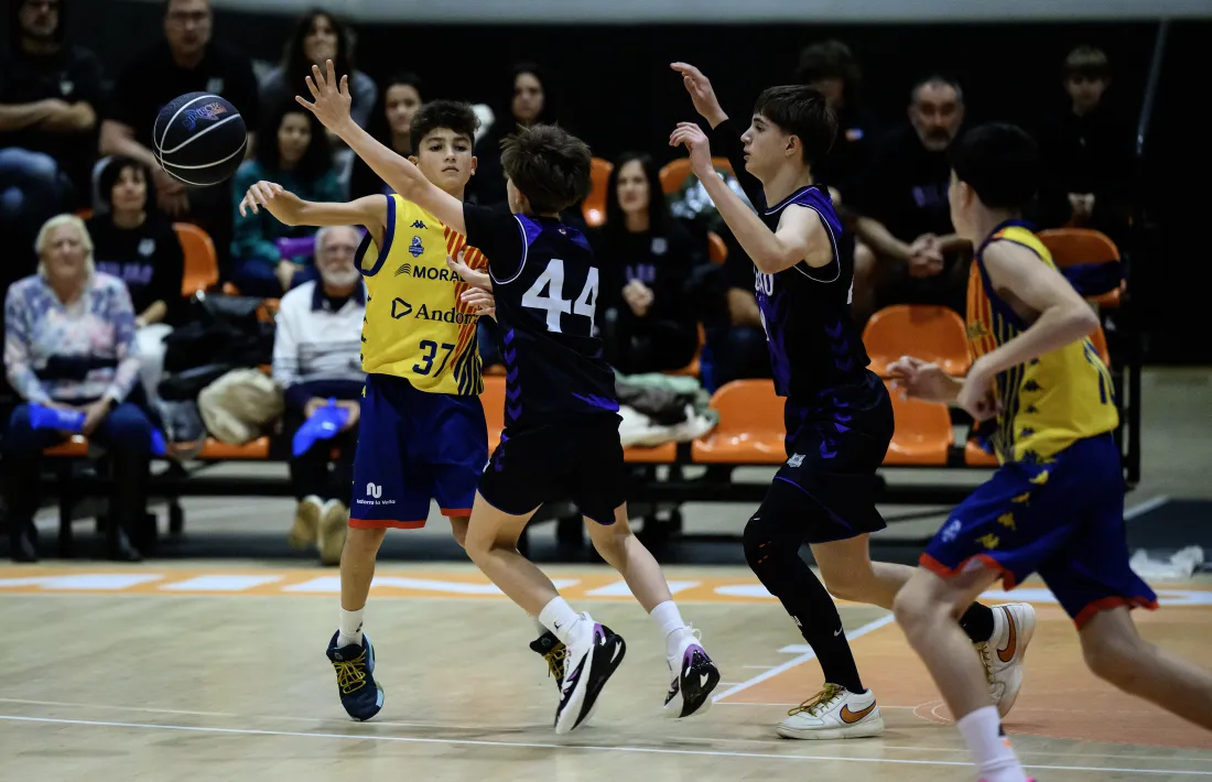 Pep Macià, del BC MoraBanc Undercoverlab infantil, defensat per Maguregui.