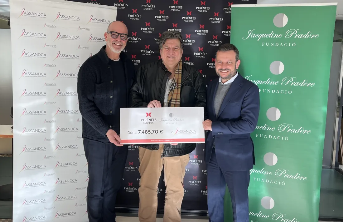 Octavi Bardera, en representació de la Fundació Jacqueline Pradère, i Josep Maria Charques, per part de Grup Pyrénées, entreguen el xec a Josep Saravia, president d'Assandca.