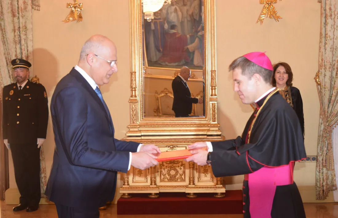Dhia Khaled, ambaixador de Tunísia, entrega les cartes credencials al copríncep episcopal.