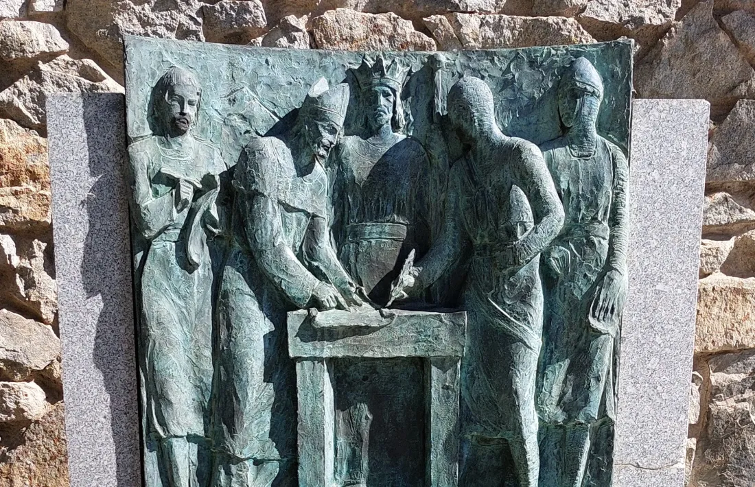 Pere d'Urtx i Roger Bernat, en presència del rei Pere, al monument de l'escultor italià Luigi Terrucci pel 7è centenari del Pariatge a Casa de la Vall.