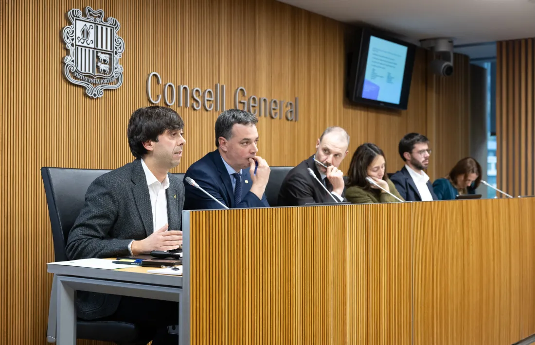 Un moment de la presentació al Consell General; el cònsol menor d’Ordino, Eduard Betriu, va substituir la cònsol major, Maria del Mar Coma.