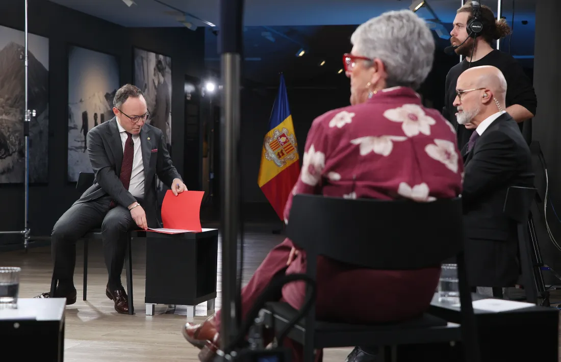 Espot repassa algunes notes abans de començar l’emissió del programa ‘El cap de Govern respon’.