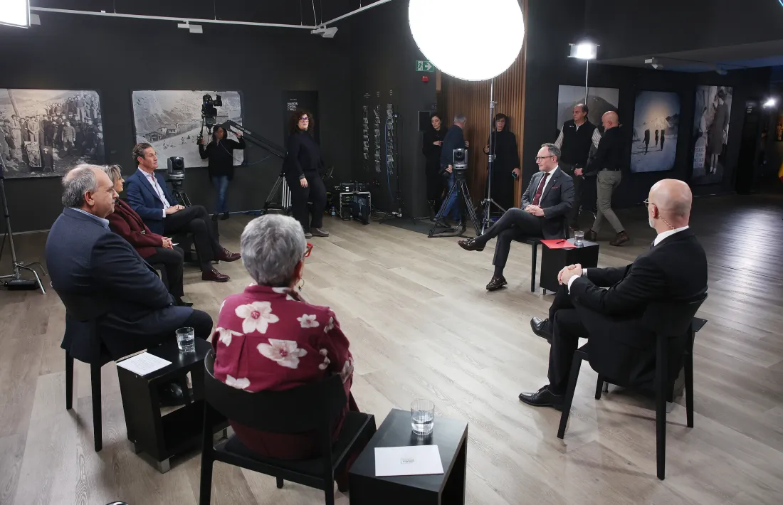 Espot, el presentador David Domingo i els membres de Visura Ciiutadana abans de l’entrevista.