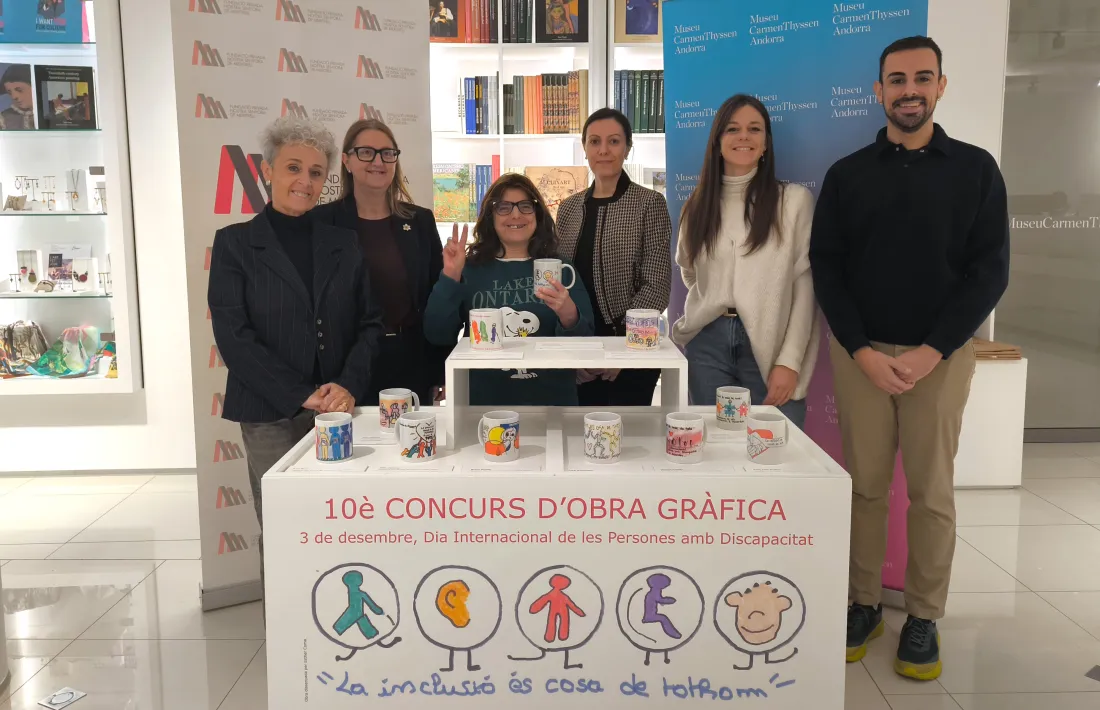 Esther Coma recollint el premi del Concurs d’Obra Gràfica 2025.