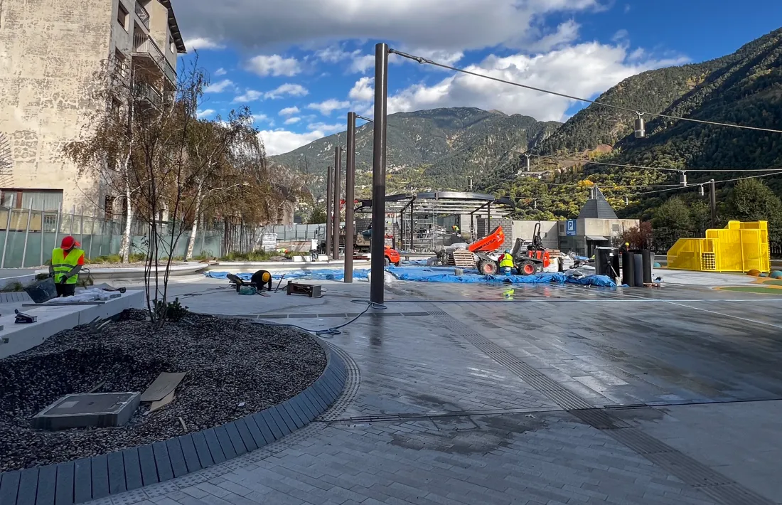 Segons la propietat, les obres a la plaça han provocat les filtracions.