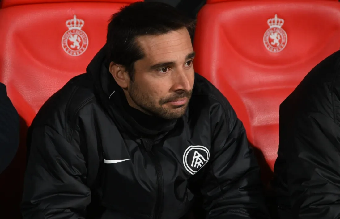Aitor Yeto, preparador físic dins de l'equip tècnic interí, a la banqueta.