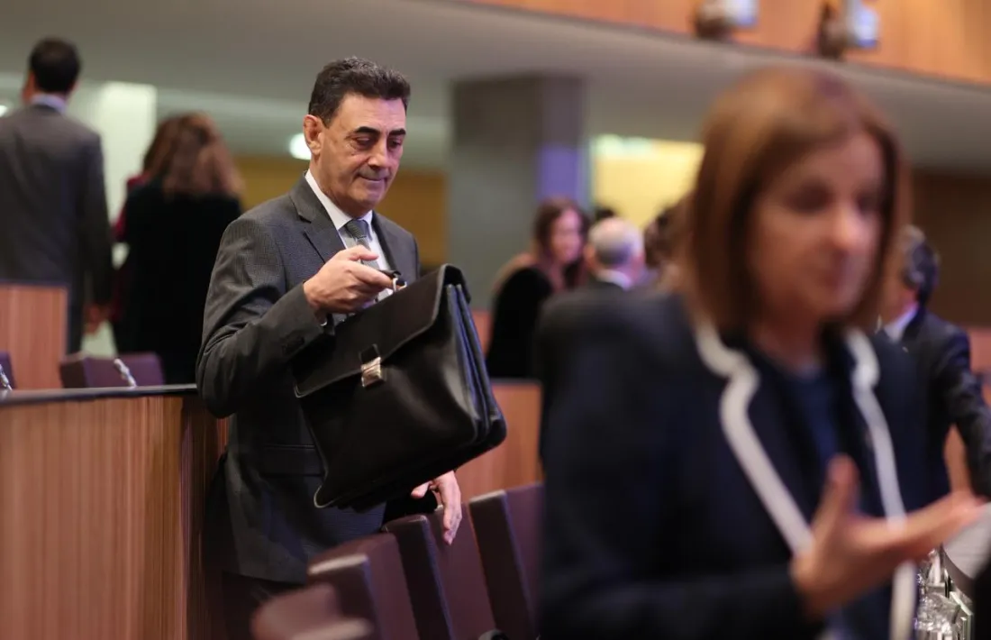 El ministre de Territori i Urbanisme, Raul Ferré, en arribar a l’hemicicle.