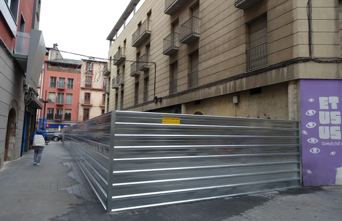  La tanca instal·lada al passatge de la Missió. 