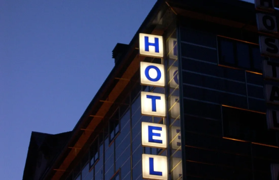 El cartell lluminós d'un hotel.