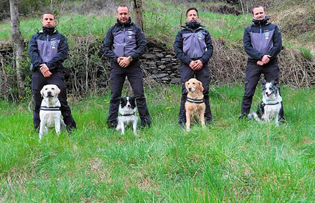 El grup caní dels banders que s'ha desplaçat a Cerdanyola.