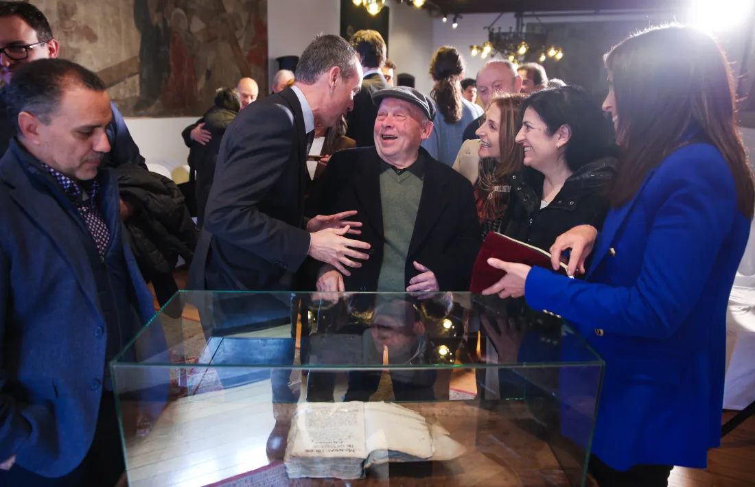Jordi Alcobé i el Peret de cal Regí, el març passat, en la donació del ‘Politar’ al Consell General.