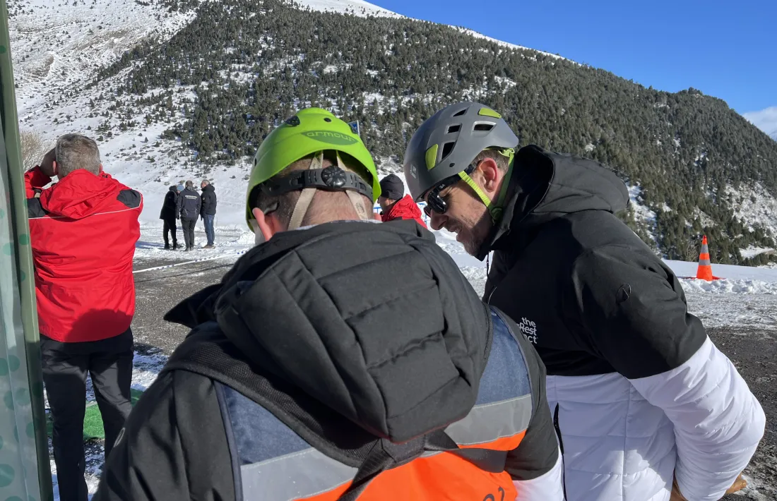 El pilot del dron, amb casc verd, manipula la nau al simulacrer d'aquest matí.