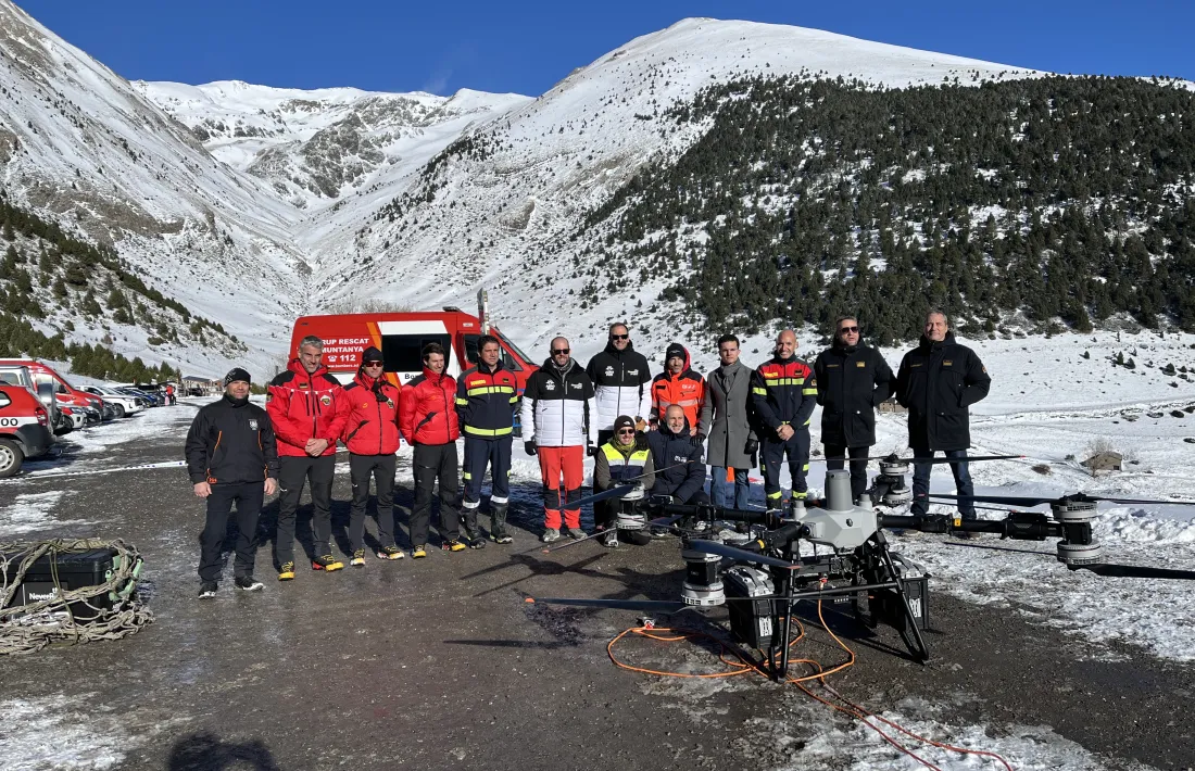 Foto de família amb el personal de les entitats que han participat al simulacre.