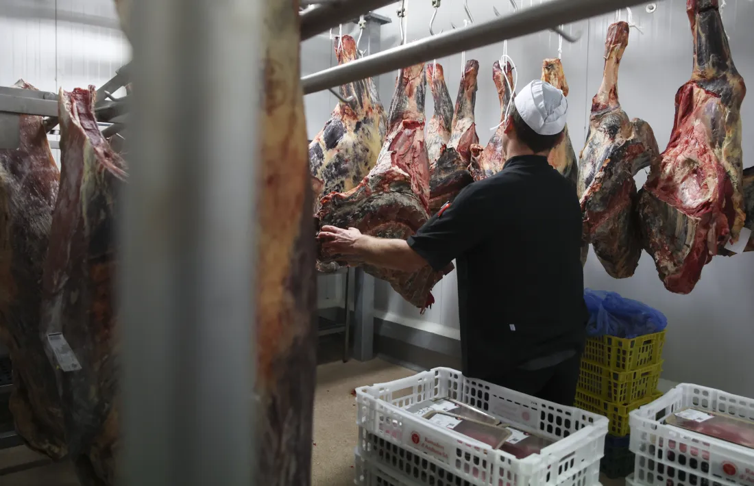 Un treballador a l’Escorxador Nacional, gestionat per Ramaders d’Andorra, SA.