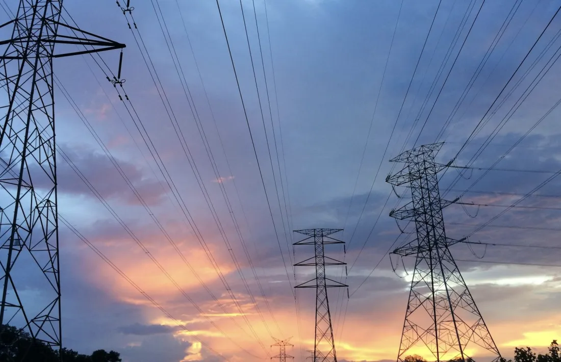 Diferents línies d’alta tensió confluint en un punt del territori espanyol.