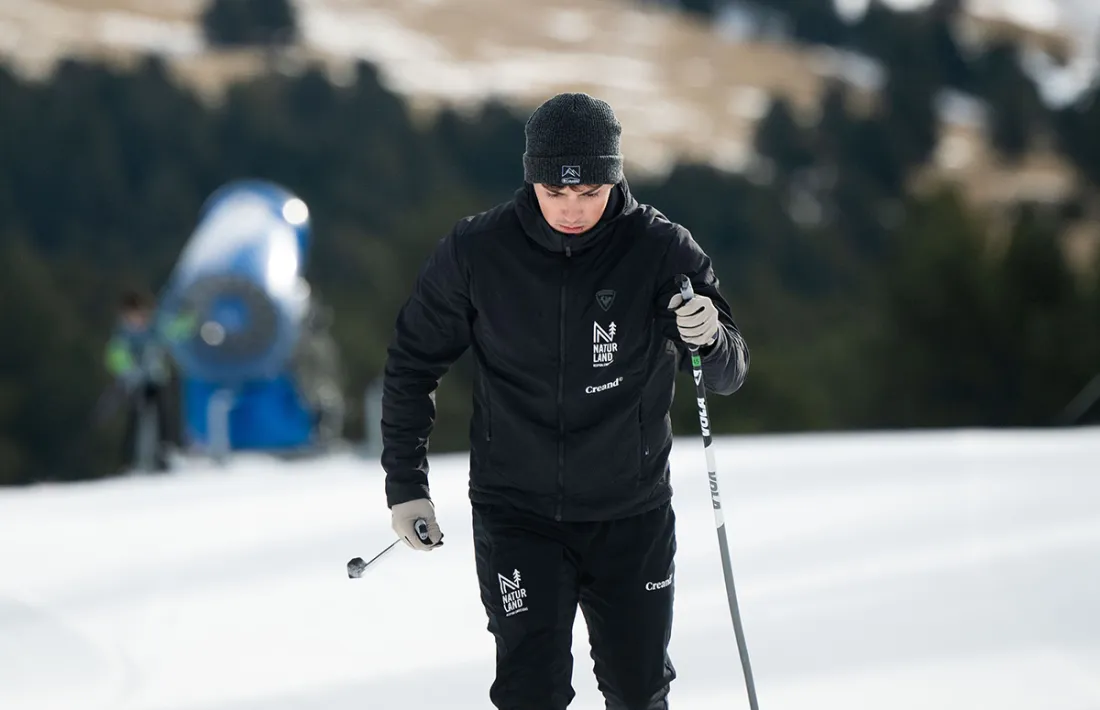 Un esquiador a Naturland aquest pont.