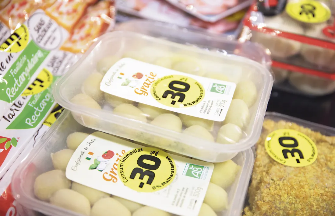 Productes marcats amb descomptes per la seva proximitat a la data de caducitat o consum preferent en un supermercat del país.