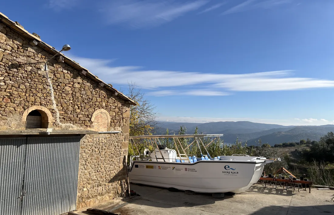 El catamarà, ja preparat per a iniciar la navegació. 