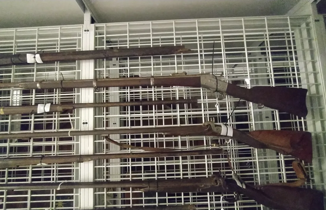 Entre els quinze fusells conservats a Casa Rossell hi ha un Remington de retrocàrrega adoptat per l'exèrcit espanyol al decenni del 1870: és el segon començant per dalt.